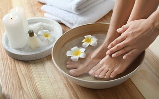 Bain de pieds : 4 recettes naturelles pour se relaxer