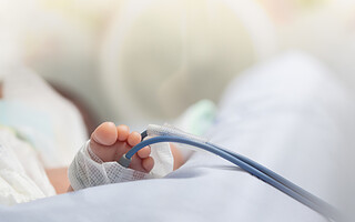 Des chirurgiens replacent le cœur d’un bébé dans sa poitrine