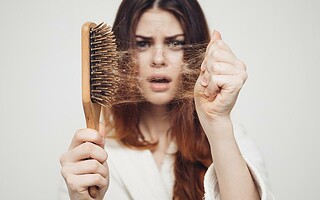 Chute de cheveux saisonnière : les gestes à adopter