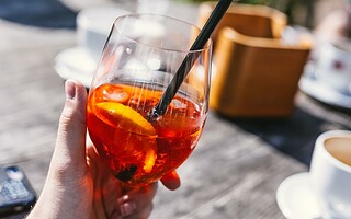 Boire trop de Spritz abîme les dents