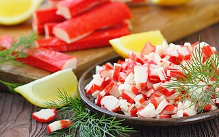 Surimi : tout savoir sur ces petits bâtonnets oranges