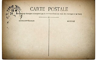 Une famille reçoit de la poste une carte de 1975