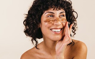 Gommage pour le visage : 4 recettes naturelles