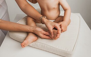 Massages pour bébé : les 5 grands bienfaits