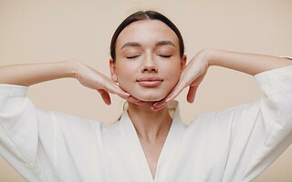 Yoga du visage : 5 exercices pour lutter contre les rides