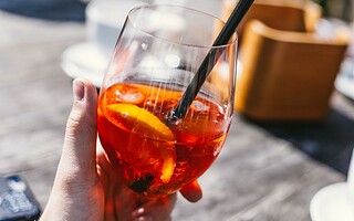Boire trop de Spritz abîme les dents
