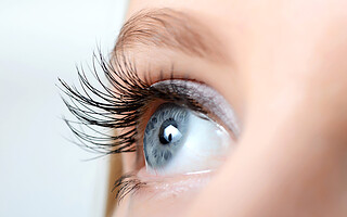 Elle perd un œil en prenant une douche avec ses lentilles