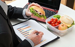 Pour ne pas grossir, il ne faut pas manger trop tard !