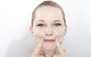 5 exercices de yoga du visage