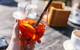 Boire trop de Spritz abîme les dents
