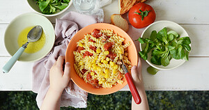 Salade de pâtes au thon, tomate et maïs