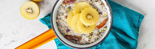 Porridge au kiwi jaune Zespri™ SunGold™, datte et pistache !