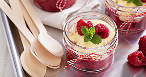 Petit pot de crème fouettée à la purée de framboises