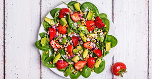 15 recettes de salades d'épinards à adapter au fil des saisons