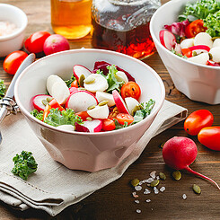 Salade minceur aux radis, tomates, mozzarella et maïs 