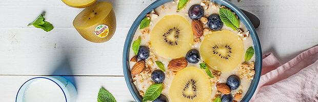 Smoothie bowl au kiwi jaune Zespri™ SunGold™, myrtille et crumble !