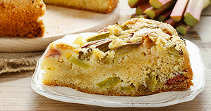 Voici une recette de gâteau au yaourt à la rhubarbe, idéal pour un goûter de saison
