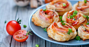 Mini roulés au jambon fumé