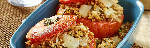 Découvrez la recette des tomates farcies à l'épeautre, échalotes confites, herbes fraîches et Tomme de Savoie IGP !