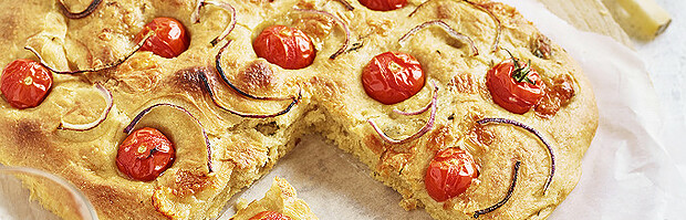Foccacia à la Tomme de Savoie IGP, tomates et oignons rouges !