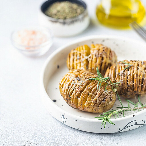 Pommes de terre Hasselback : l'accompagnement pas cher parfait pour un barbecue